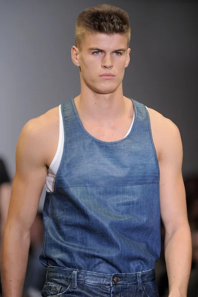 Look 25